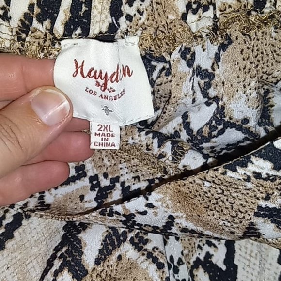 Snakeskin print shorts - Picture 2 of 4